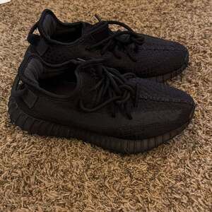 Adidas Yeezy Boost 350 V2 'Black' Sneakers